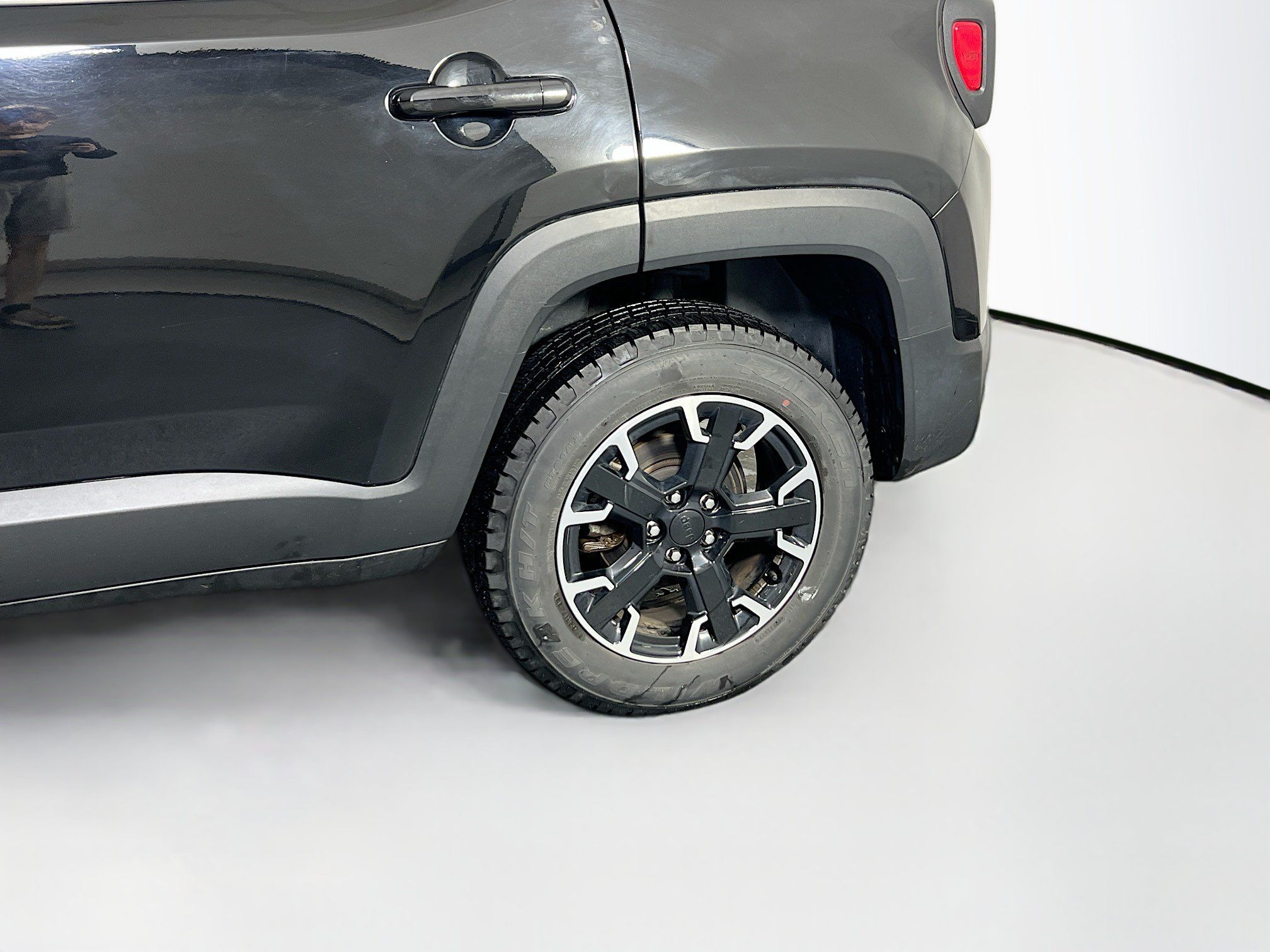 Used 2023 Jeep Renegade Latitude w/ Sun/Sound Group AWD/4WD image 30
