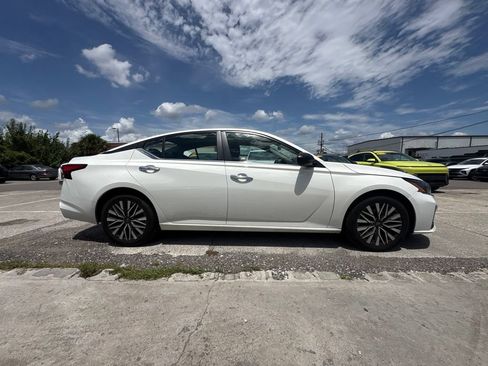Used 2025 Nissan Altima 2.5 SV FWD image 2