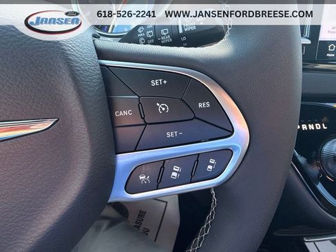Used 2025 Chrysler Pacifica Select FWD image 17
