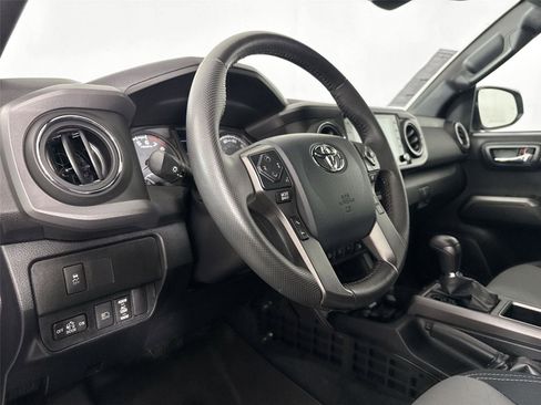 Used 2020 Toyota Tacoma TRD Off-Road w/ Technology Package AWD/4WD image 4