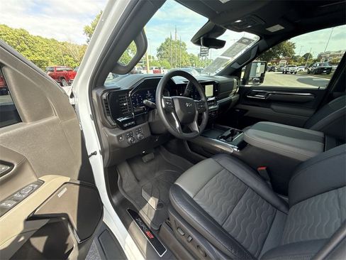 Used 2024 Chevrolet Silverado 2500 ZR2 w/ Technology Package image 10