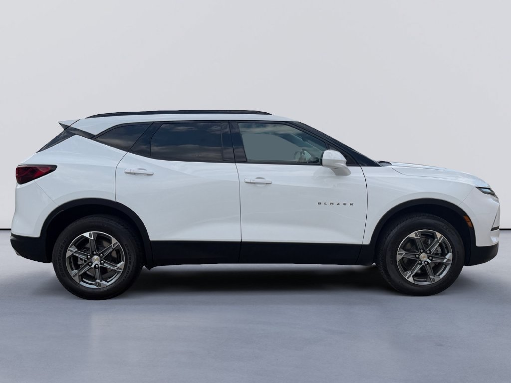 Used 2024 Chevrolet Blazer LT w/ Convenience Package FWD image 2