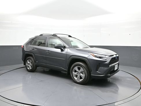 Used 2024 Toyota RAV4 LE AWD/4WD image 4