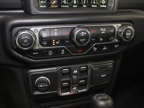 Used 2022 Jeep Wrangler Unlimited Sahara w/ Cold Weather Group AWD/4WD image 28