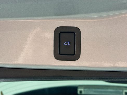 Used 2019 Toyota Highlander SE FWD image 32