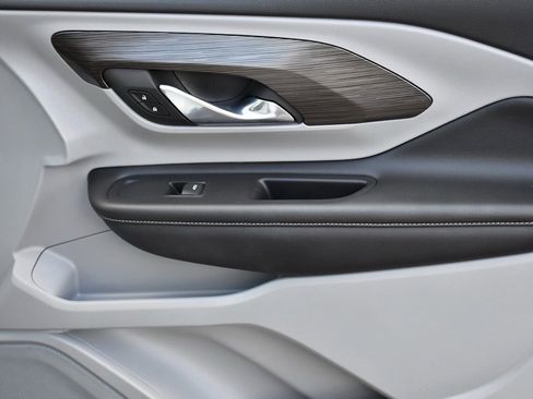 Used 2023 GMC Terrain SLE w/ Driver Convenience Package image 17