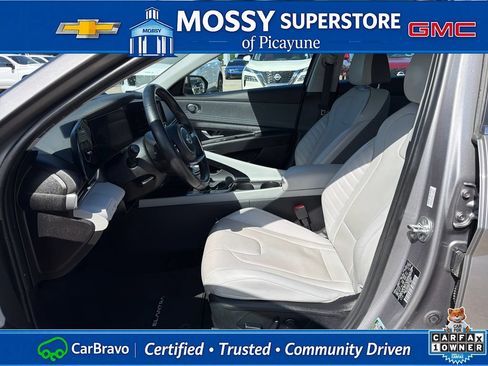 Used 2023 Hyundai Elantra Limited w/ Preferred Accessory Package FWD image 12