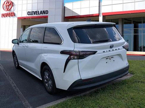 Used 2024 Toyota Sienna LE FWD image 5