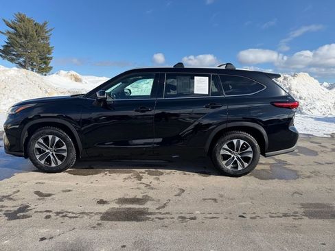 Certified 2022 Toyota Highlander XLE image 2