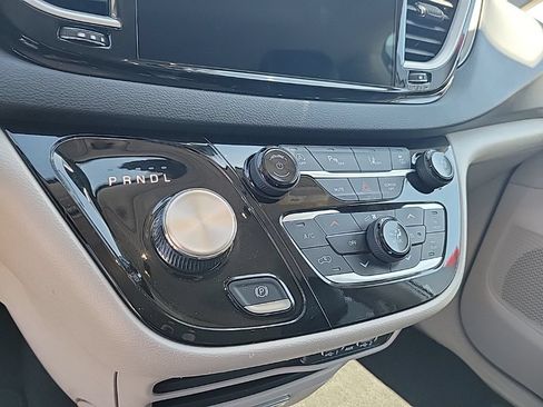 Used 2024 Chrysler Pacifica Touring-L FWD image 27