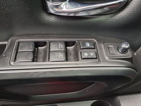 Used 2018 Nissan Titan SV w/ SV Convenience Package RWD image 11