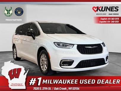 Used 2025 Chrysler Pacifica Select
