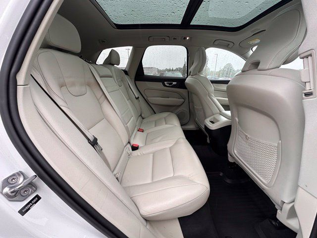 Used 2020 Volvo XC60 T5 Momentum FWD image 32
