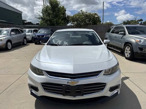 Used 2017 Chevrolet Malibu LT FWD image 2