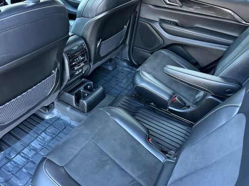 Used 2023 Jeep Grand Cherokee L Laredo image 4