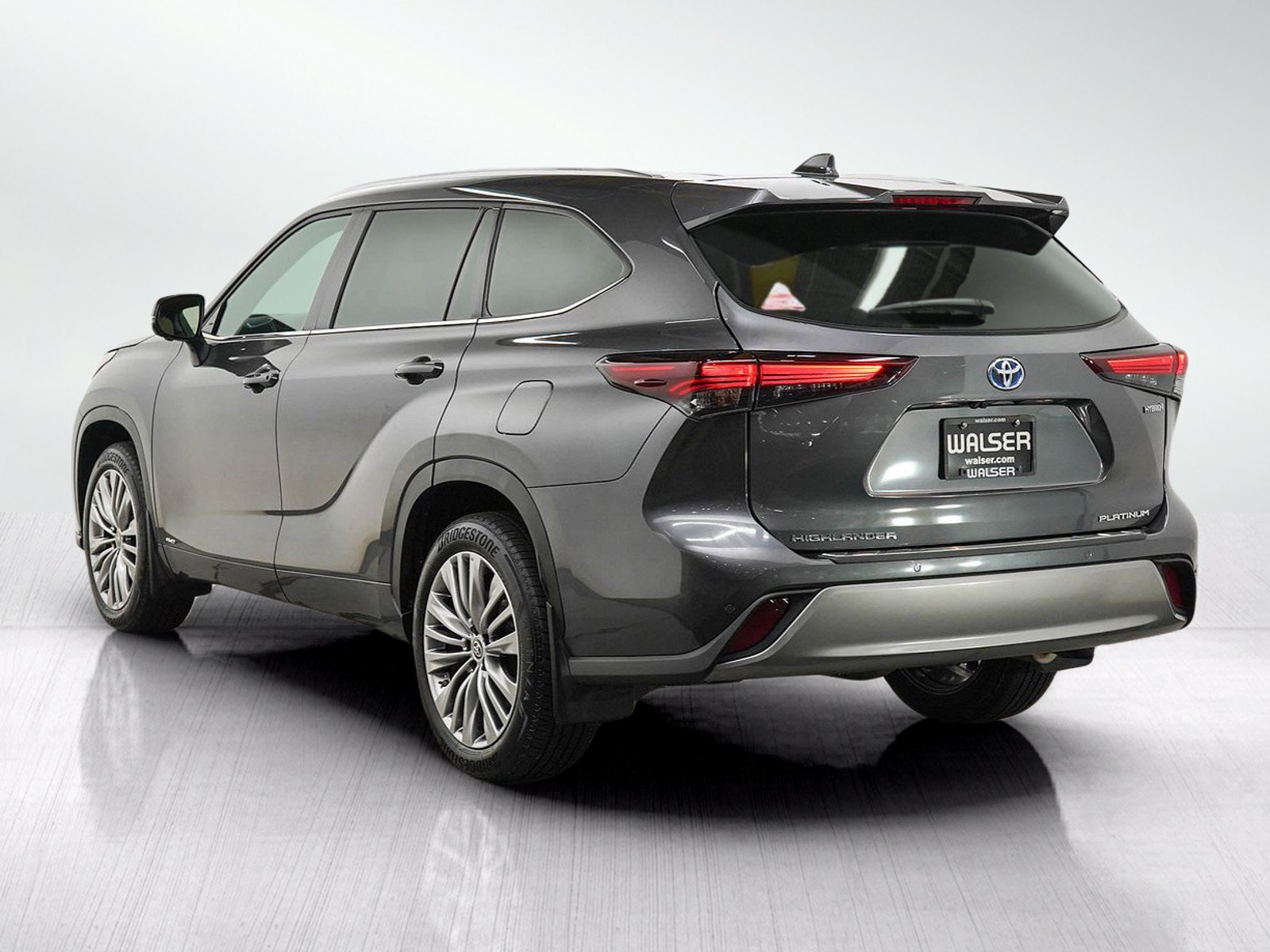 Used 2024 Toyota Highlander Platinum AWD/4WD image 3