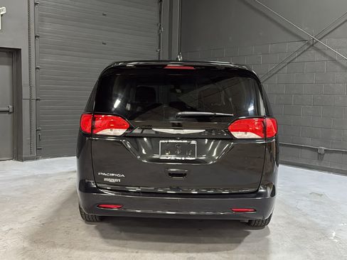Used 2017 Chrysler Pacifica Touring FWD image 5