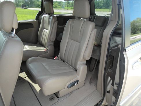 Used 2013 Chrysler Town & Country Touring-L w/ Entertainment Group #2 FWD image 17