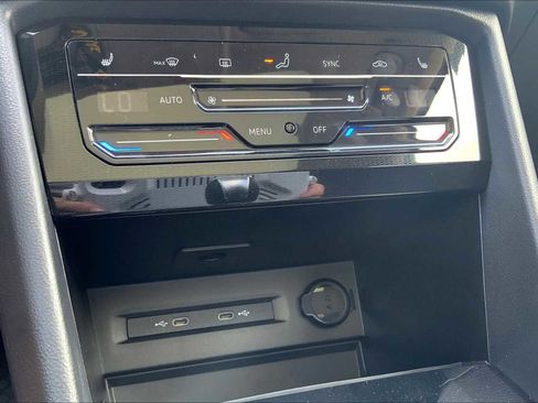 Used 2025 Volkswagen Taos SE image 18