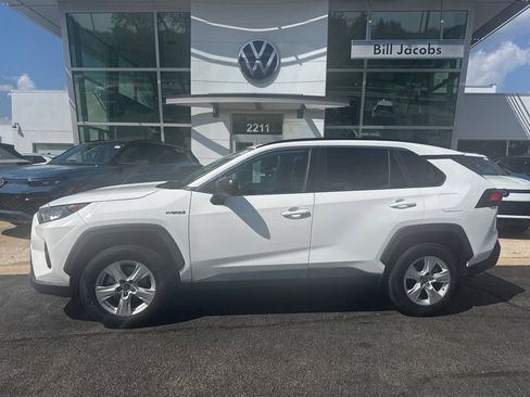 Used 2021 Toyota RAV4 LE AWD/4WD image 3