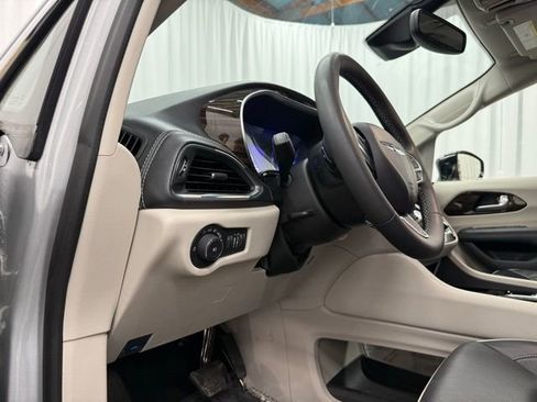 Used 2024 Chrysler Pacifica Limited image 18
