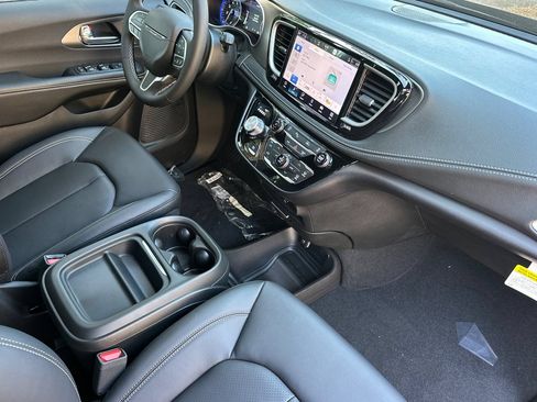 New 2027 Chrysler Pacifica Select FWD image 16