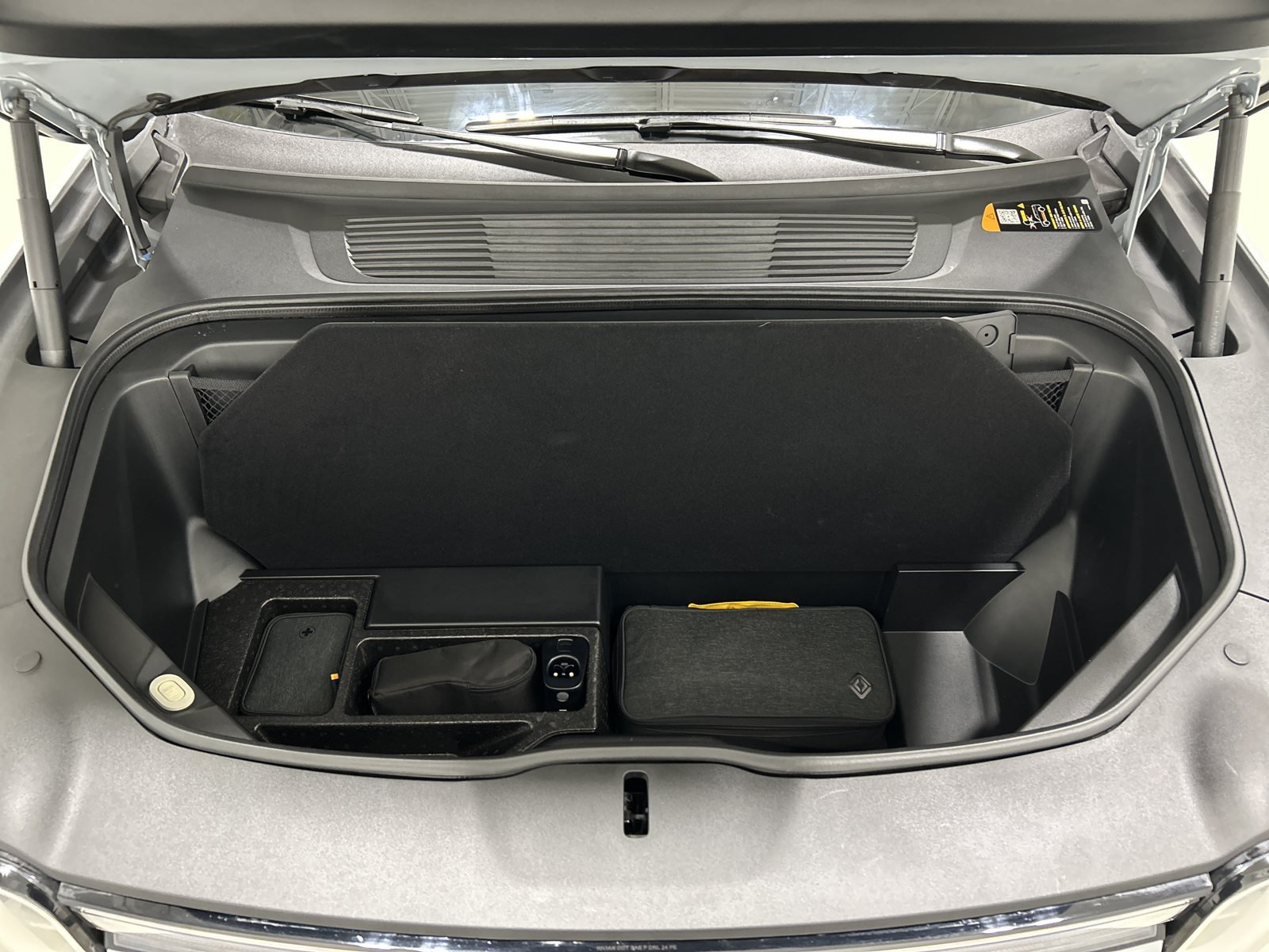 Used 2025 Rivian R1S Adventure Dual AWD/4WD image 14