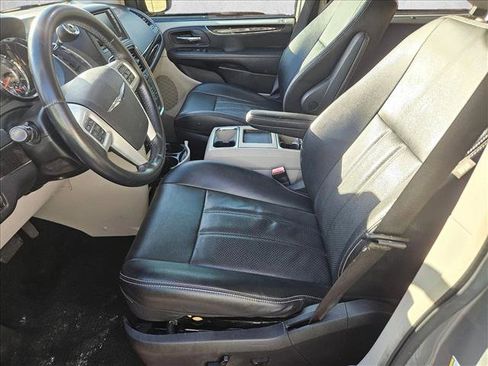 Used 2015 Chrysler Town & Country Touring-L w/ Driver Convenience Group image 12