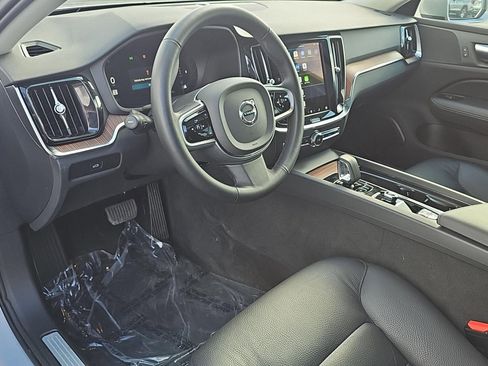 Used 2025 Volvo V60 B5 Cross Country Plus image 30