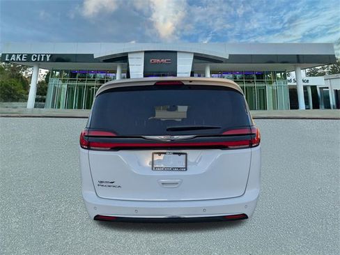 Used 2024 Chrysler Pacifica Touring-L image 4