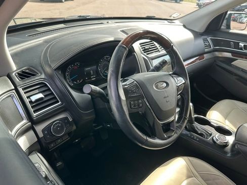 Used 2018 Ford Explorer Platinum image 2