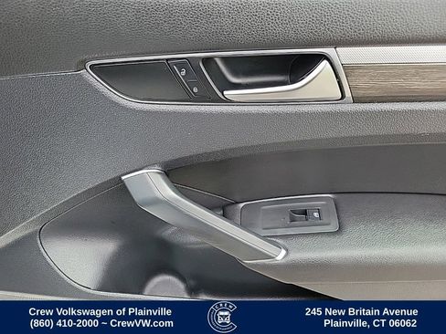Used 2018 Volkswagen Passat 2.0T SE FWD image 43