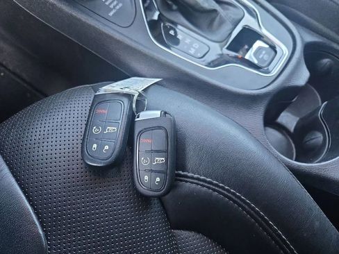 Used 2019 Jeep Cherokee Limited image 12