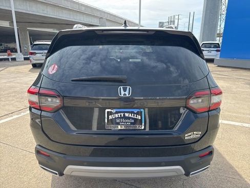 Used 2025 Honda Pilot Touring image 3