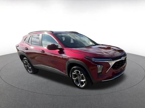Used 2025 Chevrolet Trax LT FWD image 2