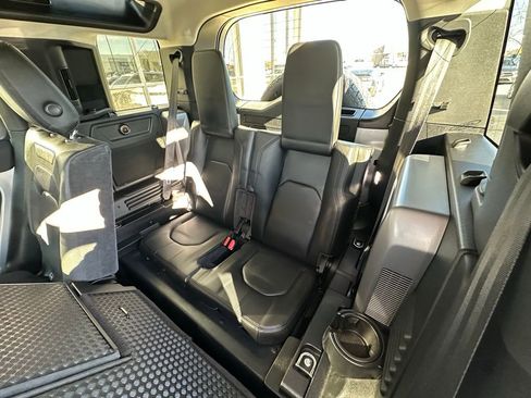 Used 2020 Land Rover Defender 110 First Edition image 32