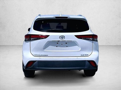 Used 2022 Toyota Highlander XLE AWD/4WD image 4