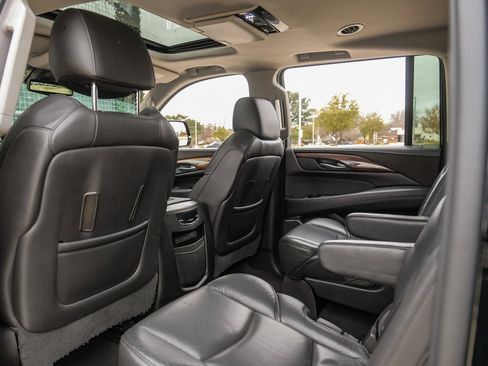Used 2017 Cadillac Escalade ESV Luxury image 40