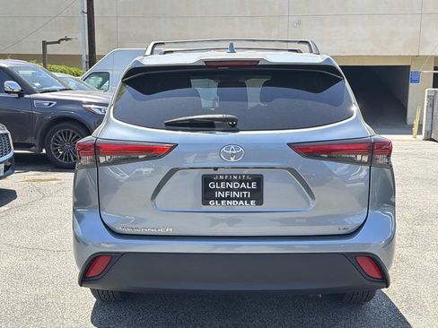 Used 2021 Toyota Highlander LE FWD image 5