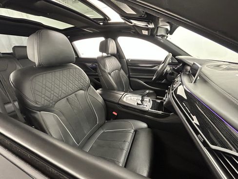 Used 2021 BMW 750i xDrive w/ Executive Package image 41