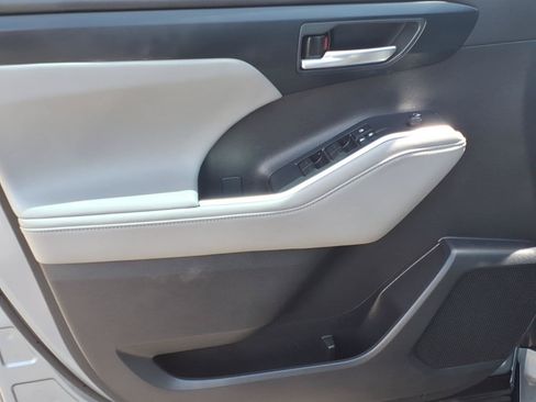 Certified 2024 Toyota Highlander XLE FWD image 15
