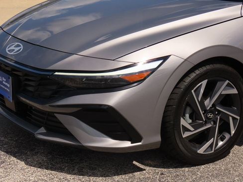 Used 2024 Hyundai Elantra SEL w/ Convenience Package image 3