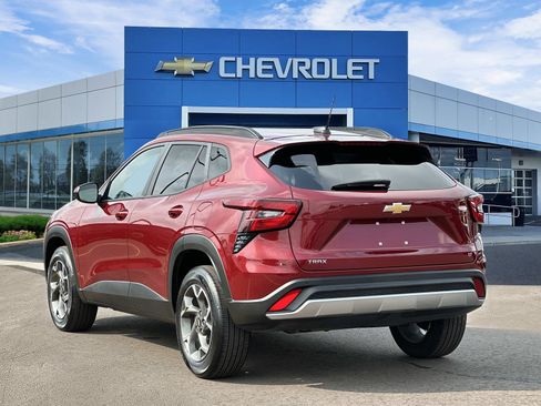 Used 2025 Chevrolet Trax LT w/ Driver Confidence Package FWD image 3