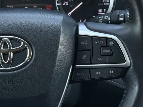 Used 2024 Toyota Highlander LE AWD/4WD image 13