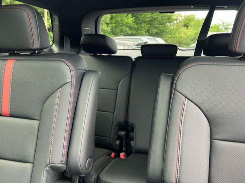 Used 2025 Chevrolet Traverse RS AWD/4WD image 32