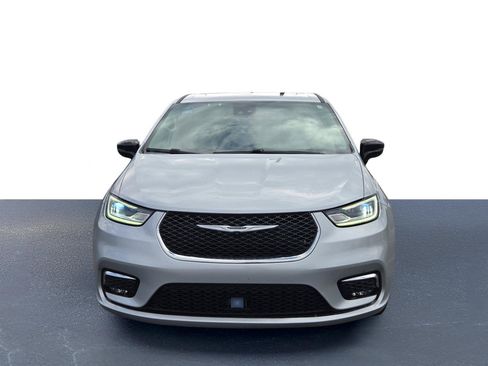 Used 2024 Chrysler Pacifica Limited FWD image 2