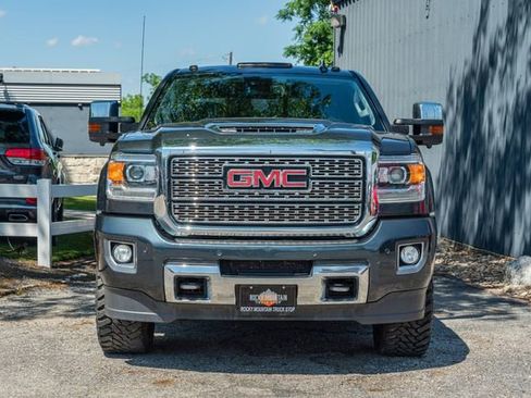 Used 2018 GMC Sierra 2500 Denali w/ Duramax Plus Package AWD/4WD image 9
