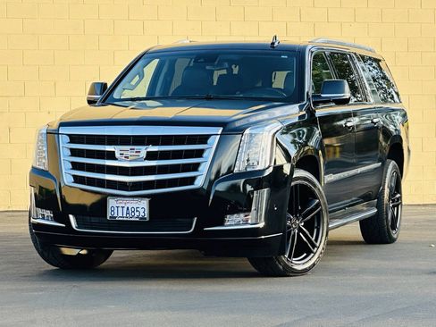 Used 2017 Cadillac Escalade ESV Luxury RWD image 2