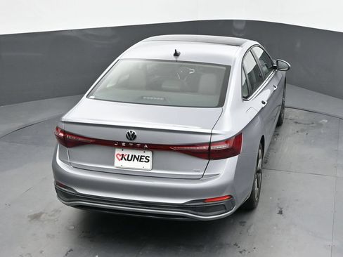 Used 2025 Volkswagen Jetta SE FWD image 12