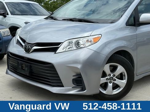 Used 2018 Toyota Sienna LE FWD image 2
